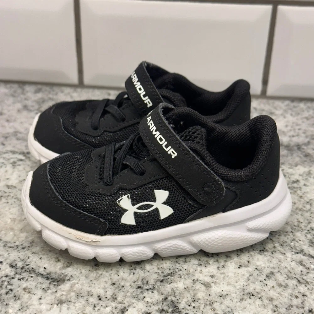 Under Armour Toddler 5K Sneakers Black White Hook Loop Strap 3024637-001‎ Sporty